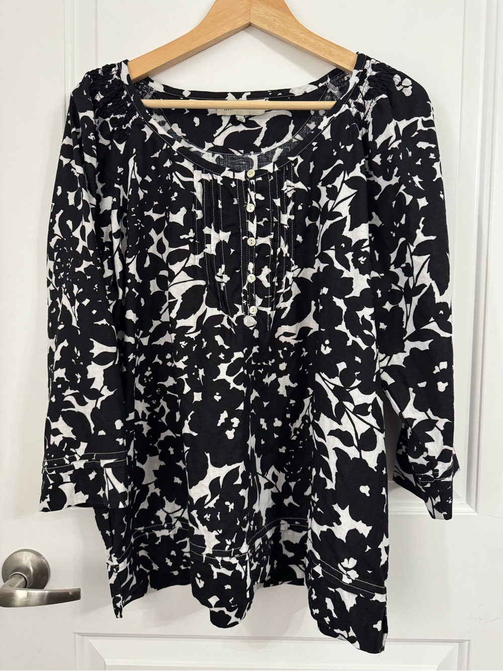 Jones New York Black and White Floral 100% Linen Top, size XL